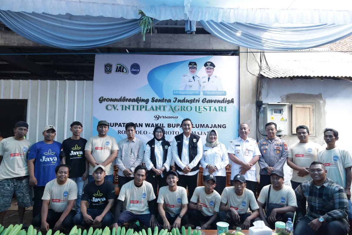 Foto bersama petani mitra Java Fruit bersama Bupati dan Wakil Bupati Lumajang saat groundbreaking